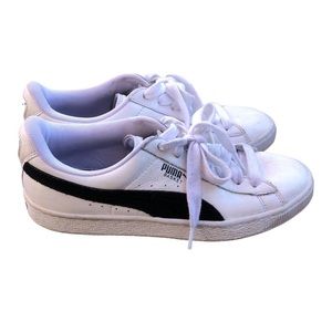 WHITE LOW TOP PUMA SNEAKERS